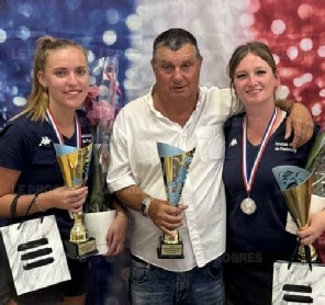 Pauline et Emily avec Patrick.jpg